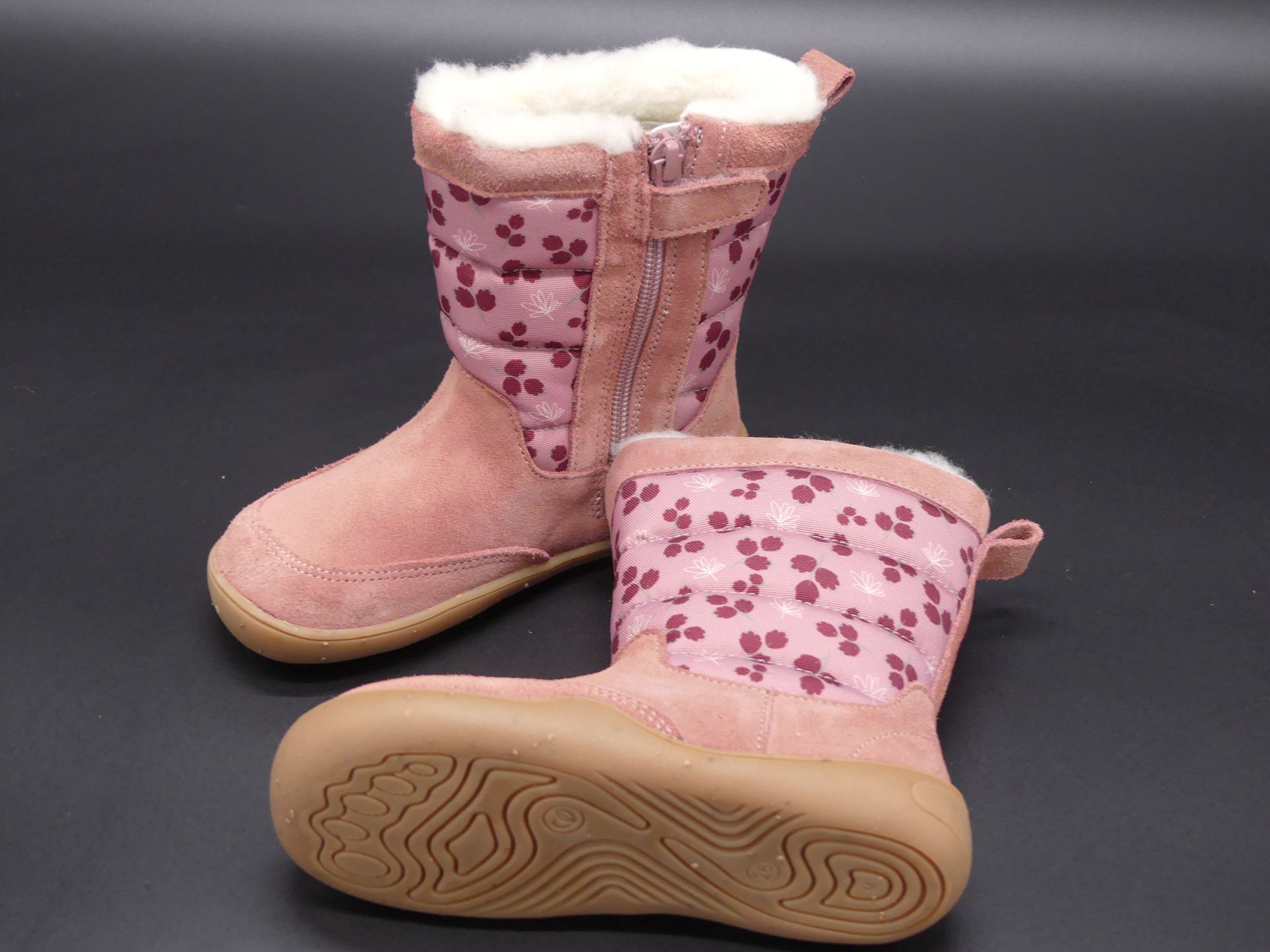 Vorderansicht der bLifestyle Avellana Winterstiefel – hohe Kinder-Barfußschuhe aus Bio-Velourslede