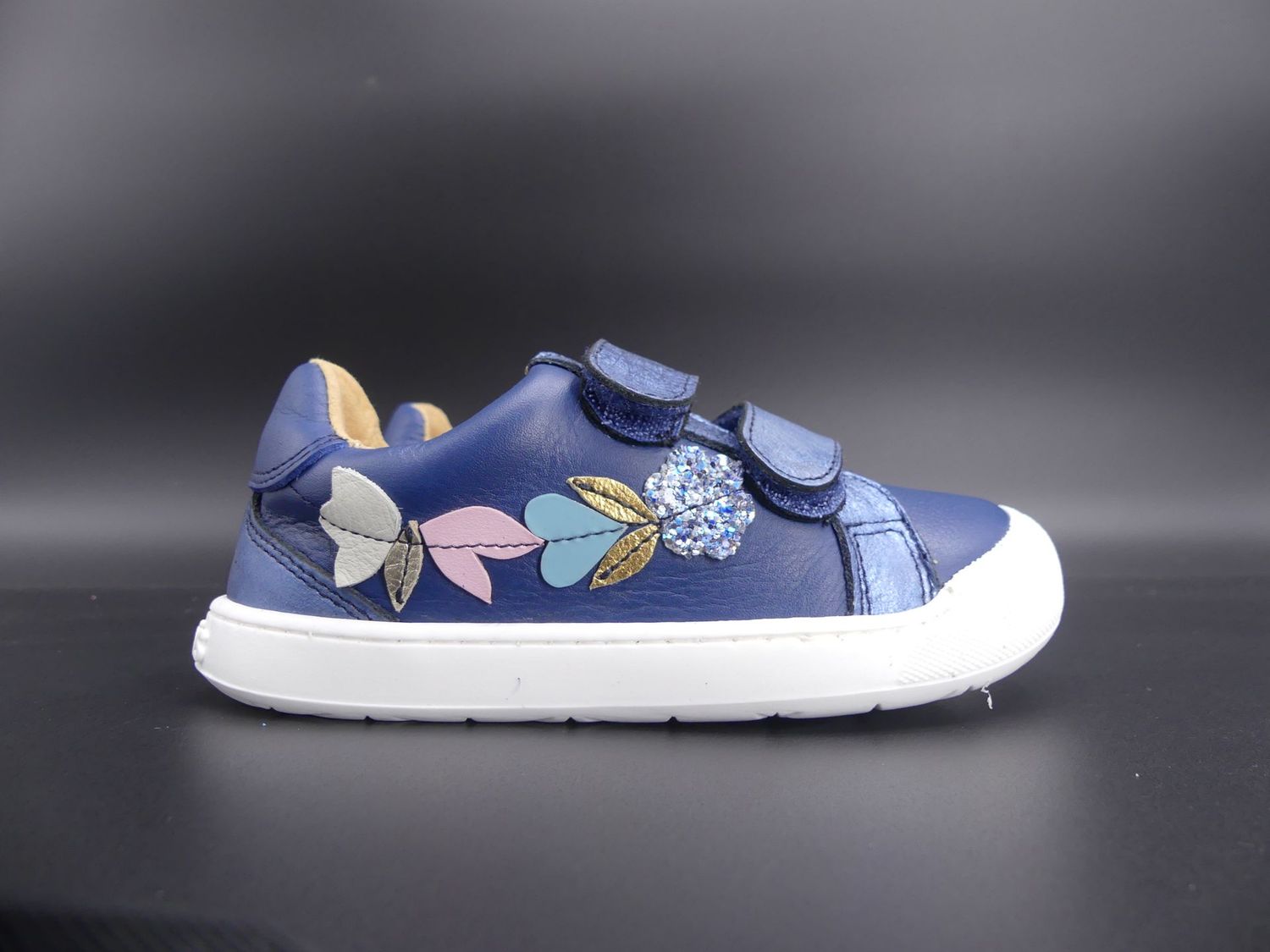 Acebos Barfußsneaker für Kinder in Dunkelblau mit Glitzerelementen und Klettverschluss – Modell Marino mit flexibler Barfußsohle bei Fräulein Barfuss.

