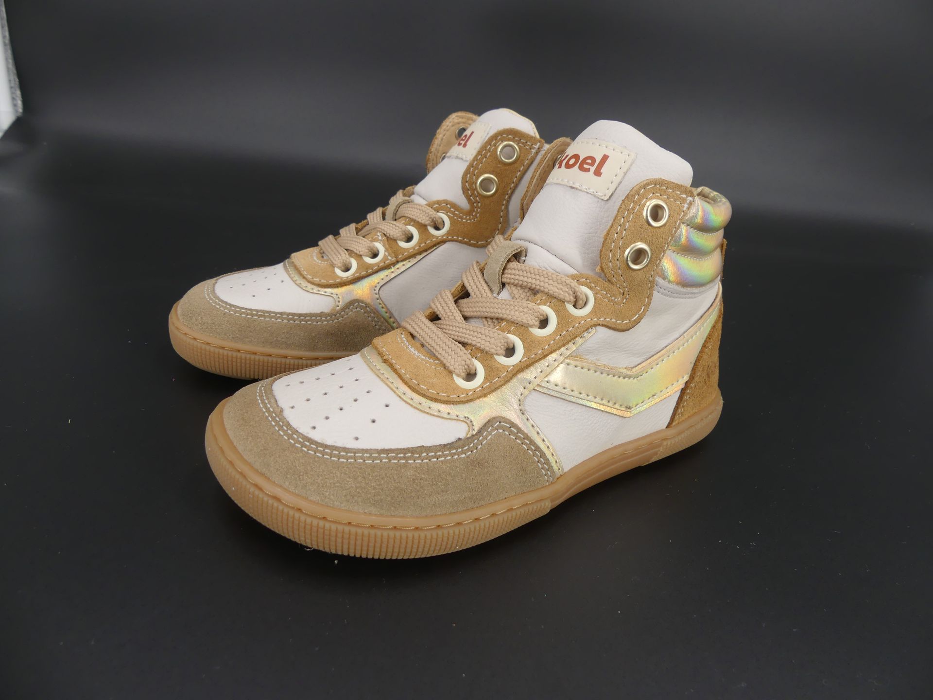 KOEL Danish Nappa Barfußschuh für Kinder in Gold und Beige – Vorderansicht mit Schnürsenkeln und Re…