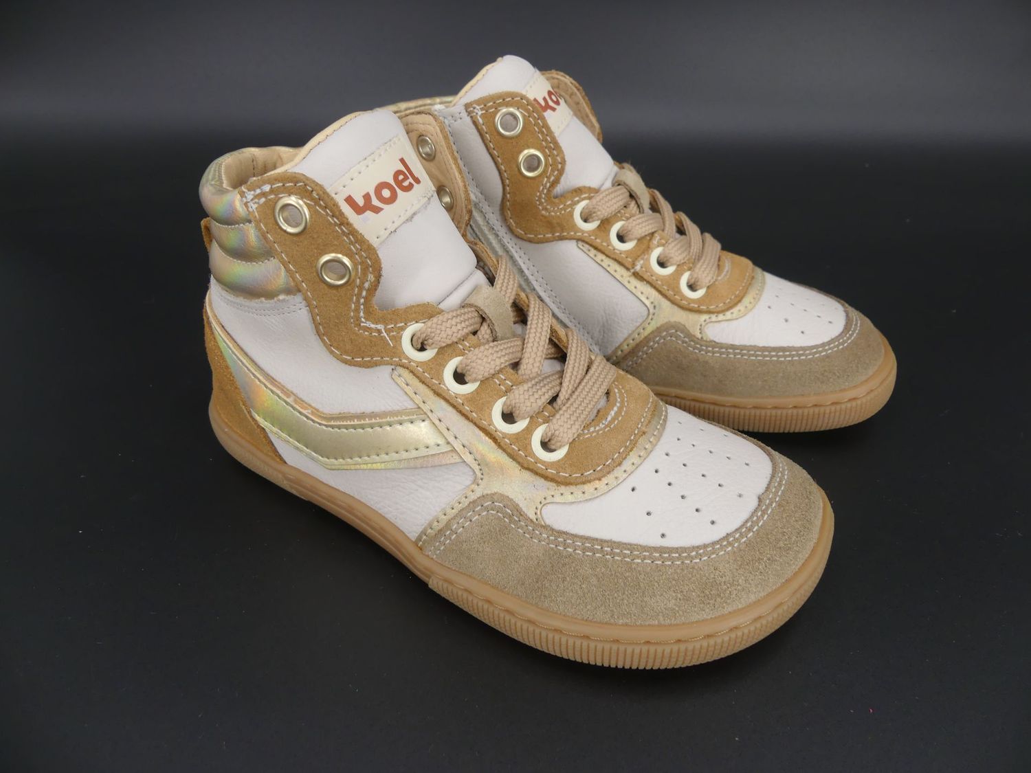  KOEL Danish Nappa Barfußschuh für Kinder in Gold und Beige – Vorderansicht mit Schnürsenkeln und Reißverschluss.

