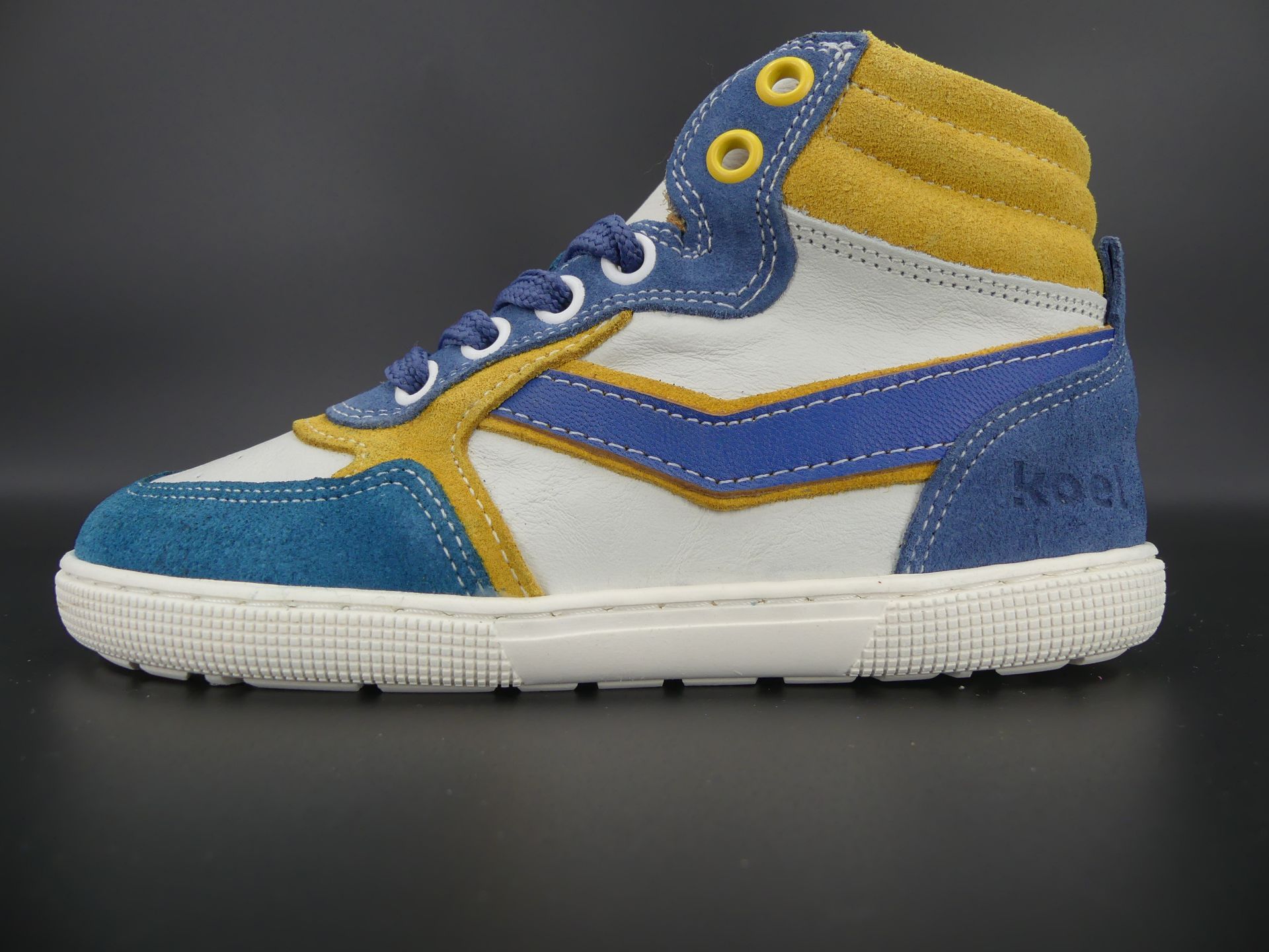 KOEL Danish Nappa Barfußschuh für Kinder in Jeansblau, Gelb und weiss – Vorderansicht mit Schnürsen…