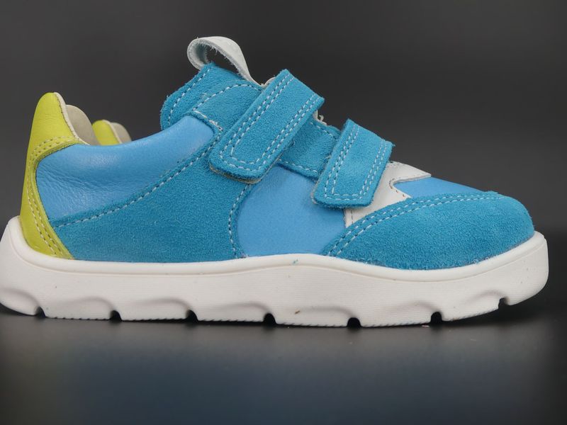 Side view of Froddo Zeru Spring in turquoise – with blue velcro straps and light-colored heel tab

