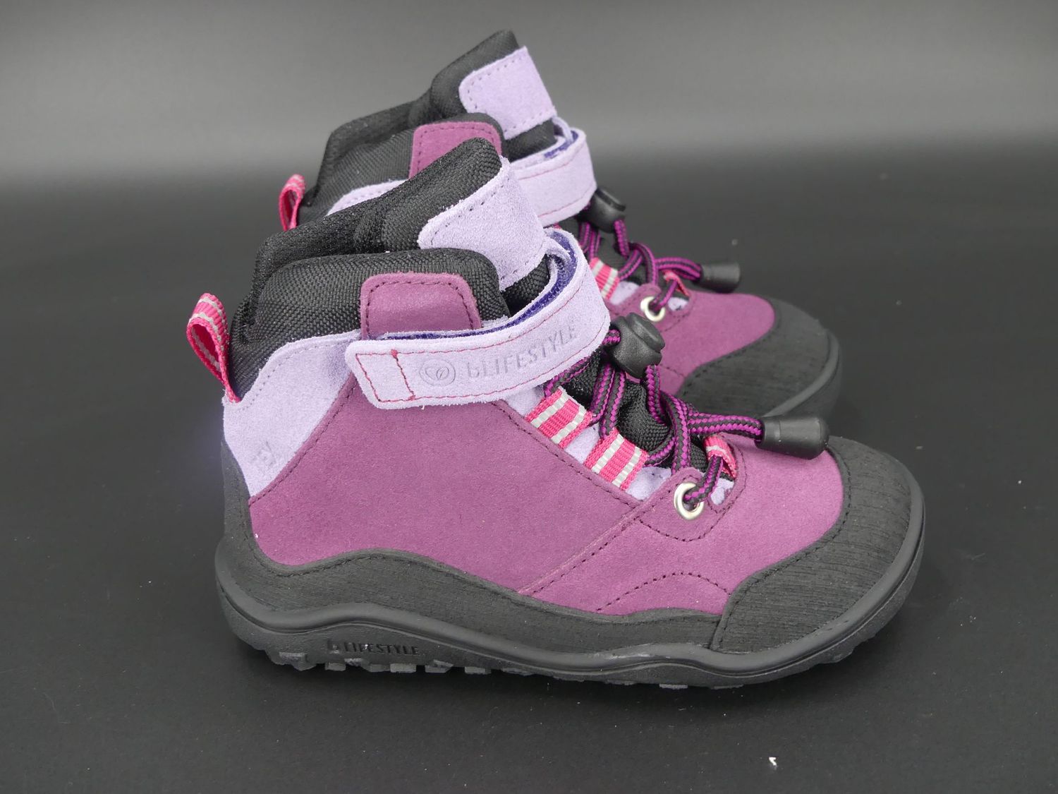 bLIFESTYLE Barfußschuh steinbockSTYLE TEX in Beere – wasserdichter Kinderschuh mit Klettverschluss, Seitenansicht