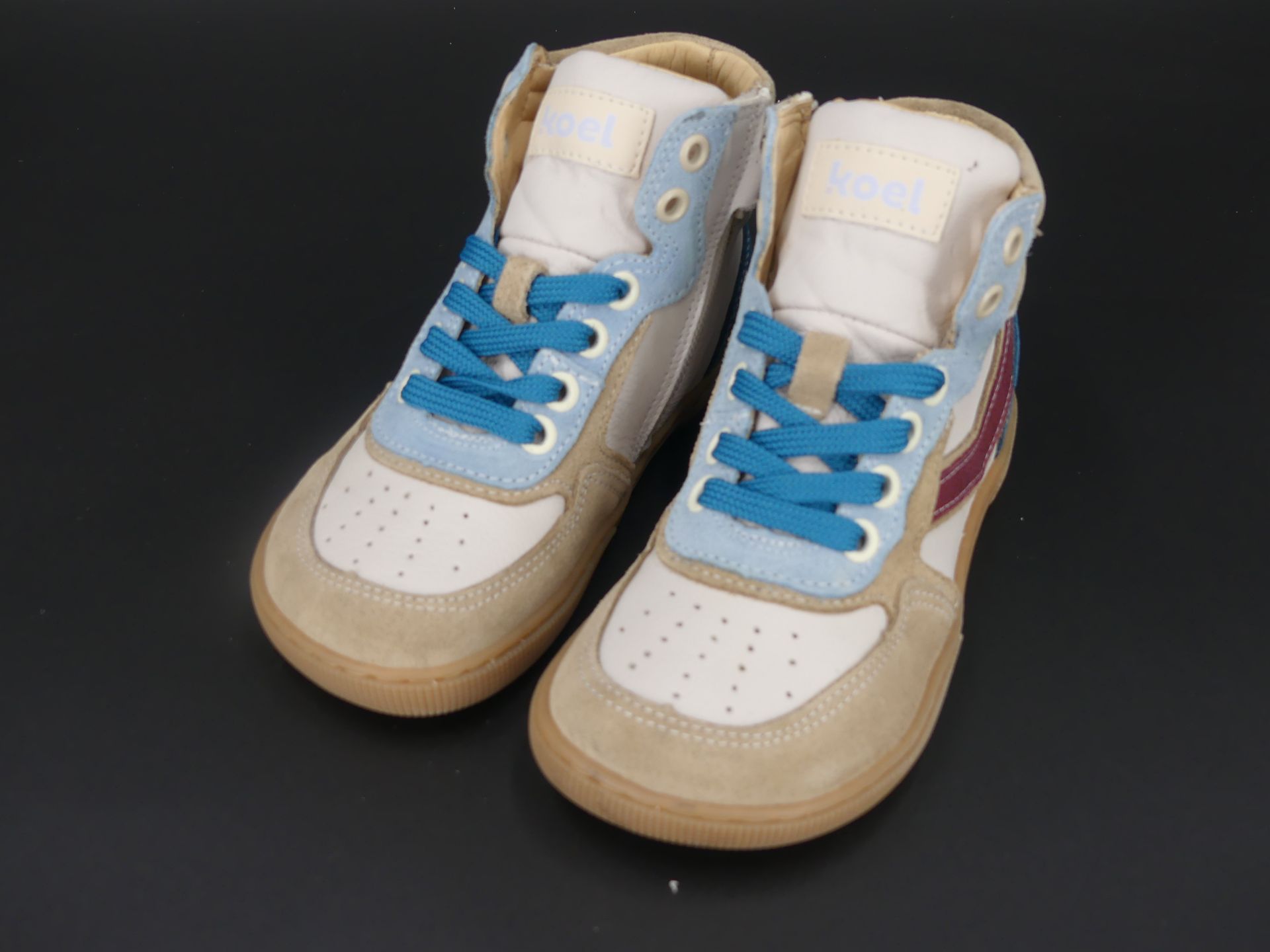 Schnürung & seitlicher Zipper – leichter Einstieg mit sicherem Halt