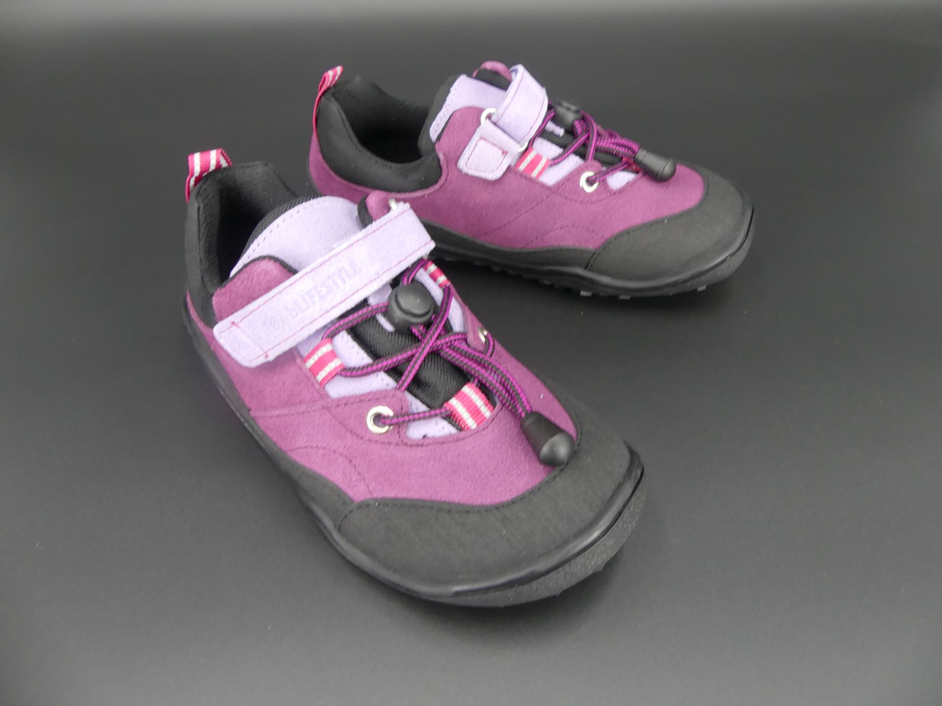 bLIFESTYLE steinbockSTYLE TEX low – von oben fotografiert mit breiter Zehenbox für optimale Zehenfr…