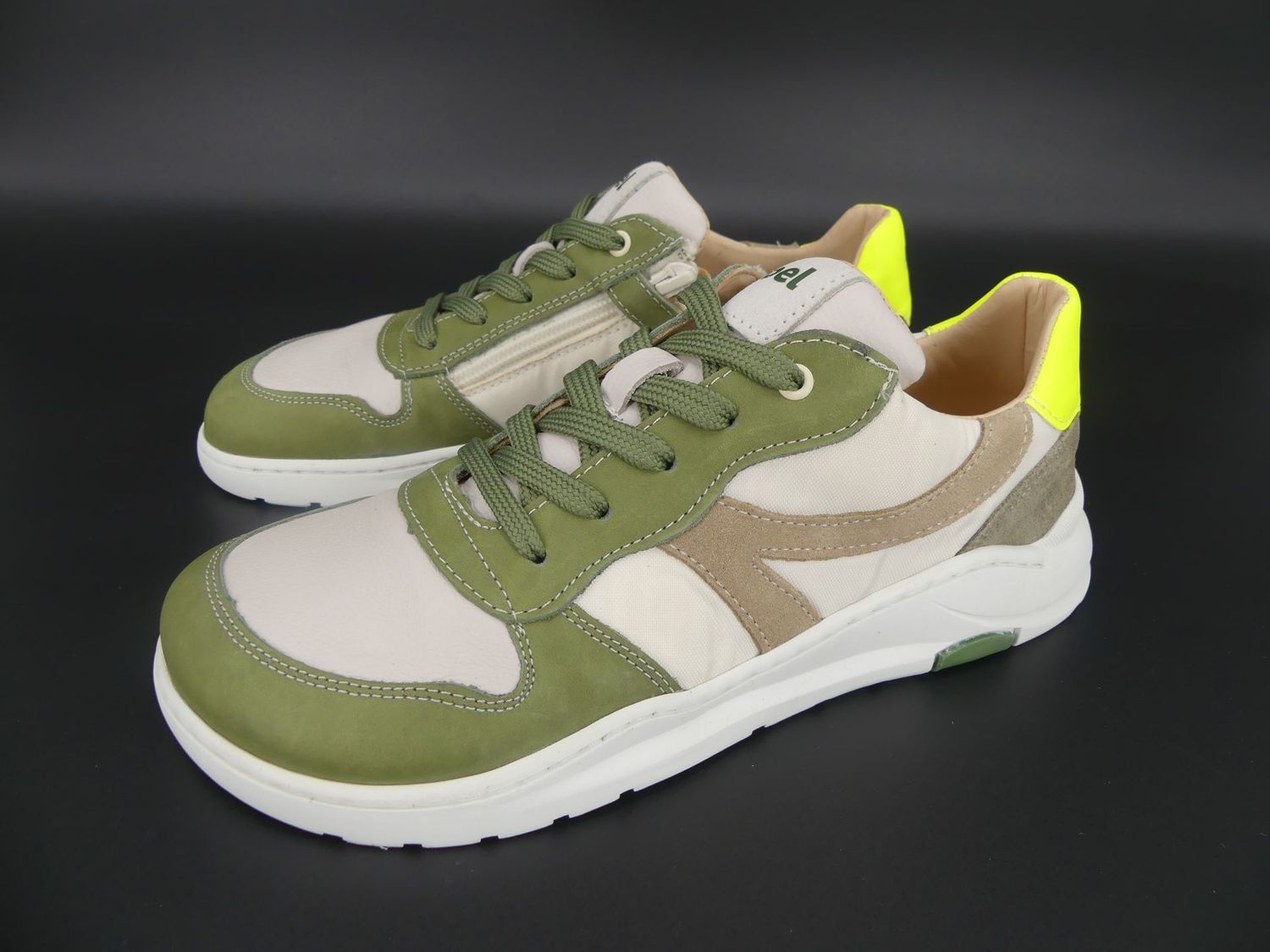 Barfußsneaker mit griffiger Sohle, flacher Aufbau & harmonischer Naturton-Farbmix