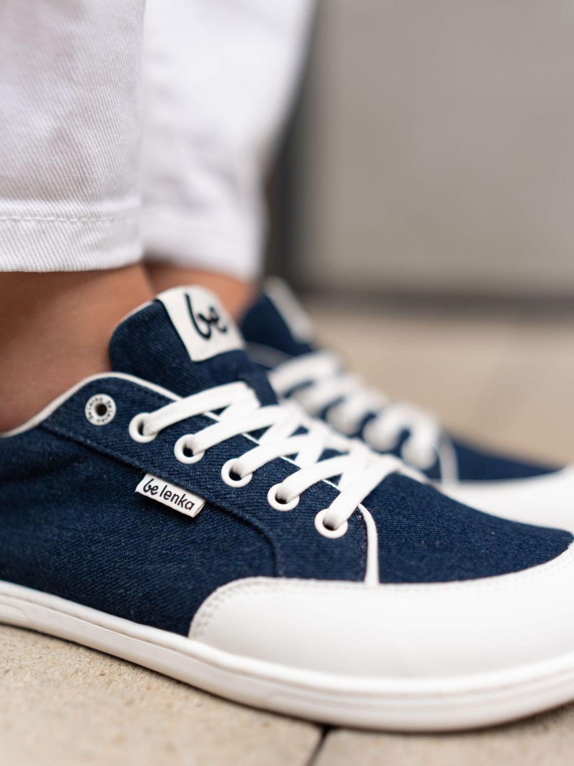Tragebild beLenka Rebound dark blue-white – marineblauer Barfußsneaker mit weißer Sohle, kombiniert mit weißer Hose