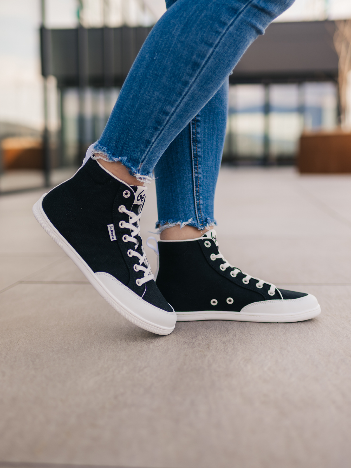 beLenka Rebound High black-white – veganer Barfußsneaker in Schwarz mit weisser Zehenkappe und Schn…