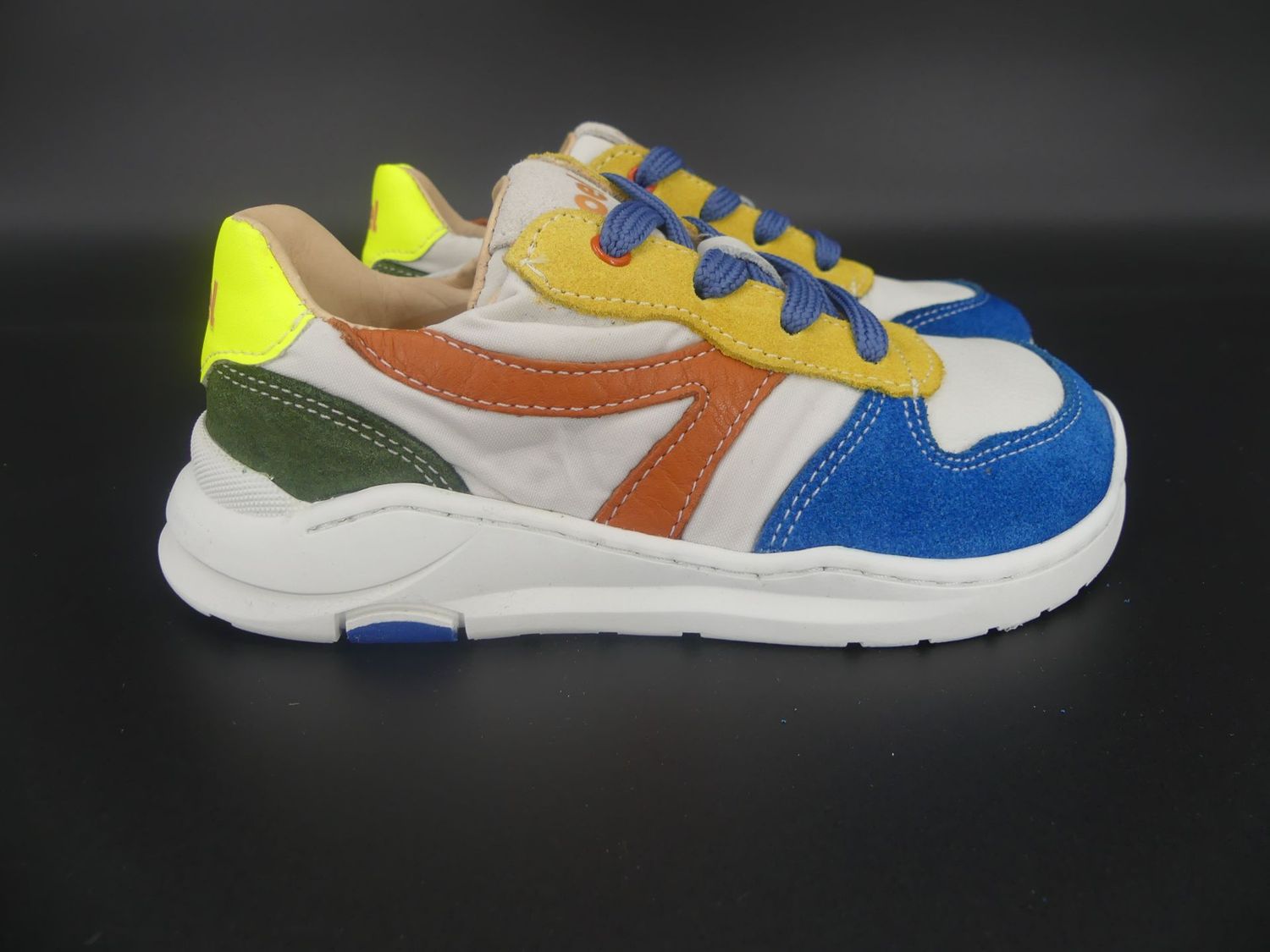 KOEL Barfußsneaker Silas orange – Seitenansicht mit orangefarbenem Vorderteil, dunkelblauer Ferse & weißem Sohlenrand
