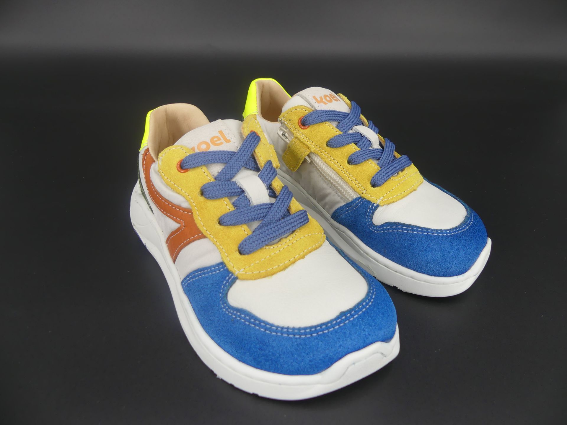 KOEL Barfußsneaker Silas orange – Seitenansicht mit orangefarbenem Vorderteil, dunkelblauer Ferse &…