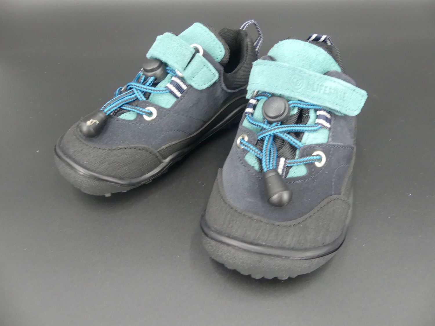 Kinder-Barfußschuh steinbockSTYLE TEX low – marineblaue Frontansicht mit Schnellzugband und Klettverschluss