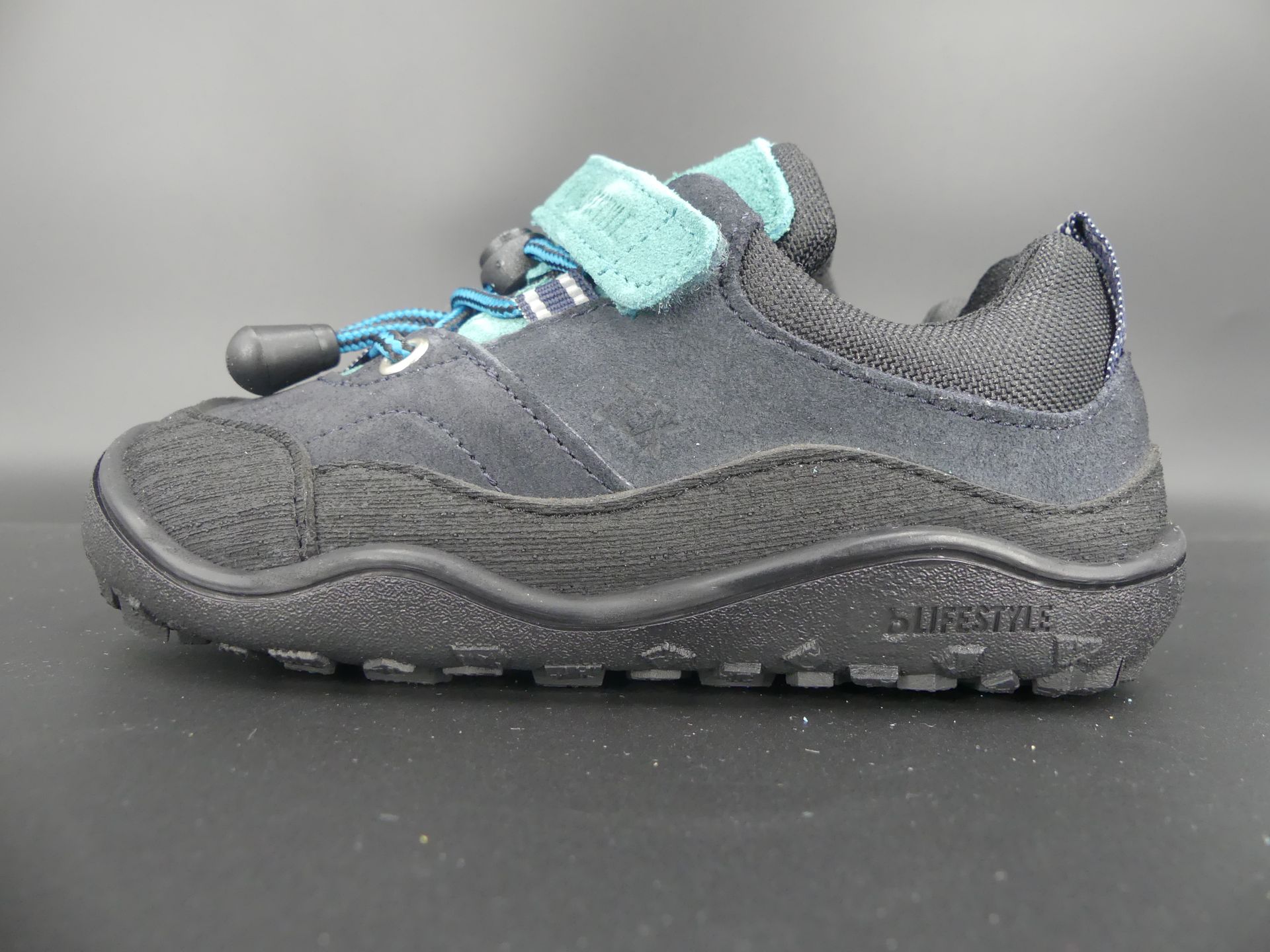 Kinder-Barfußschuh steinbockSTYLE TEX low – marineblaue Frontansicht mit Schnellzugband und Klettve…