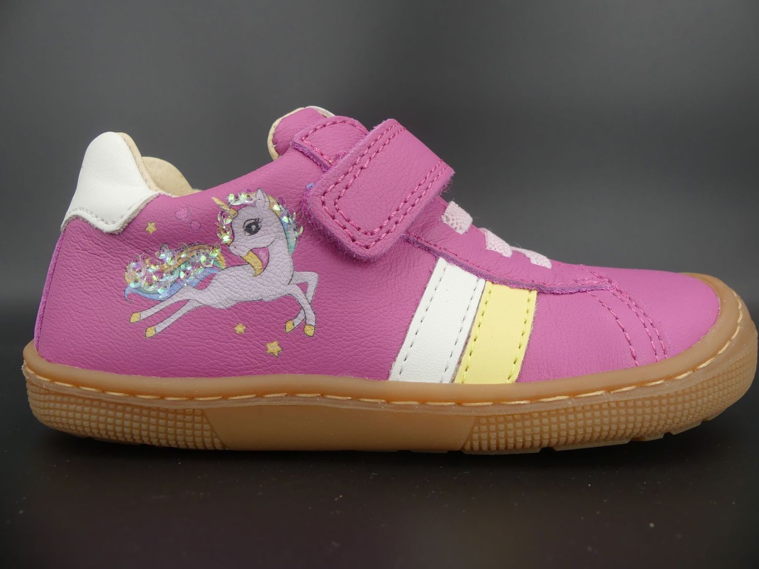 KOEL Dakota Einhorn fuchsia – Kinder-Barfußschuh mit Glitzer und Einhornmotiv, Seitenansicht mit flexibler Sohle