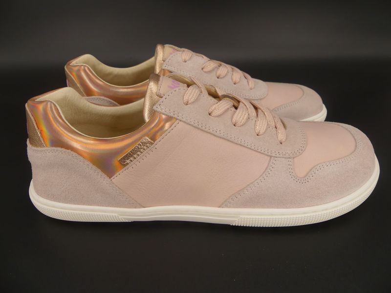 KOEL FRANCIE – Barfußsneaker Damen | Nude-Rosé mit Metallic Akzent KOEL FRANCIE Sneaker in Nude – seitliche Ansicht mit elegantem Metallic-Akzent an der Ferse