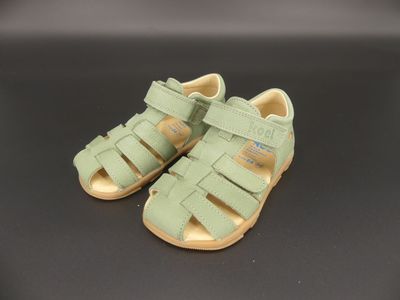 KOEL Ola – Barfuß-Kindersandale Olive KOEL Ola Sandale für Kinder in Olive – Vorderansicht mit verstellbarem Riemen