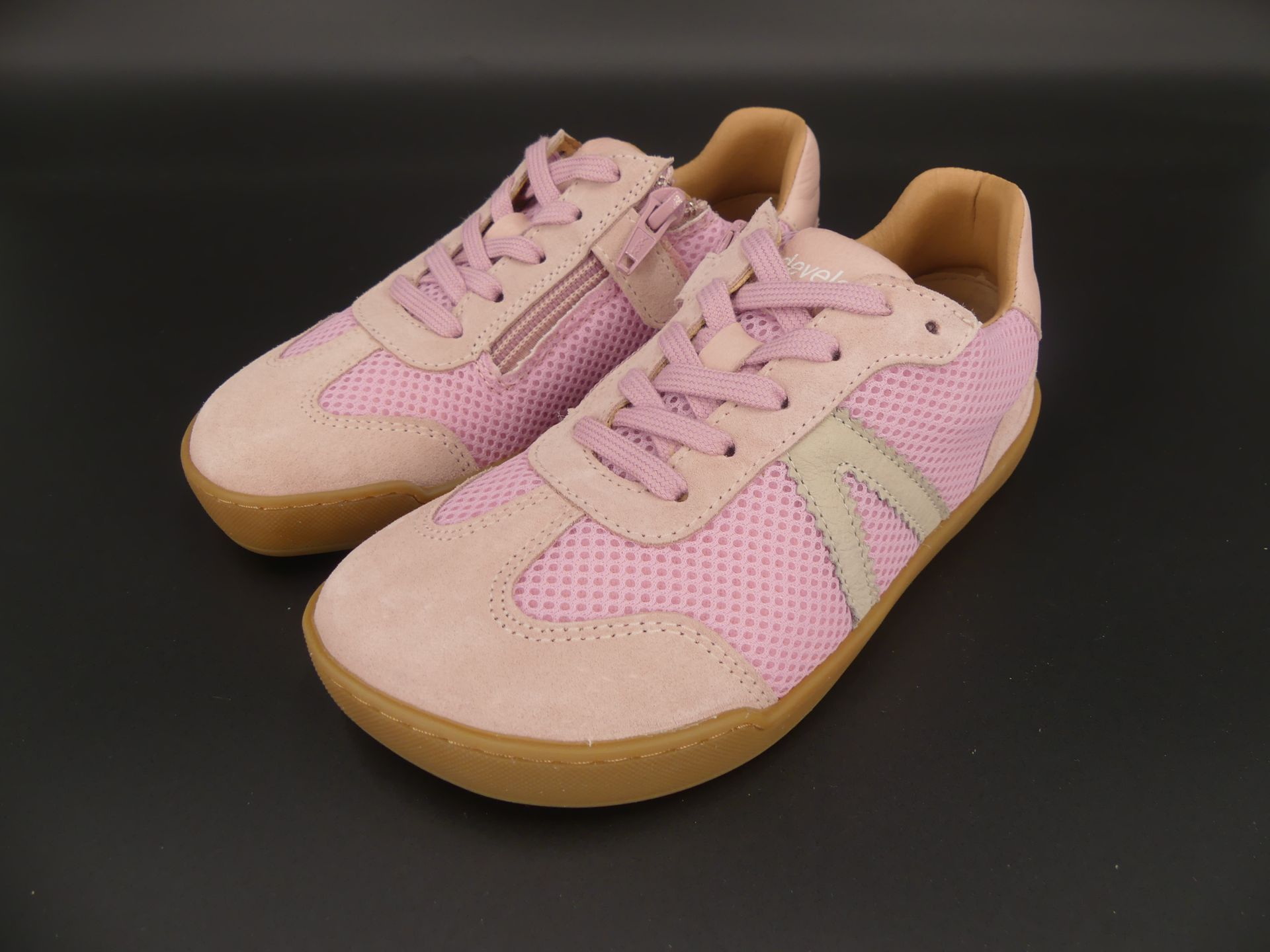 Develab Barfußsneaker Pink Fantasy – sportliche Seitenansicht mit Mesh & Veloursleder