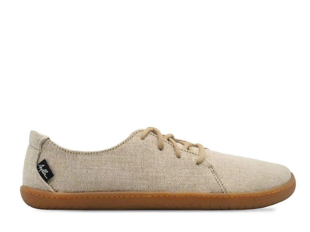 Seitenansicht des Aylla Nuna Barfußschuhs in Beige – schlichte Optik mit sichtbarer Textilstruktur und flacher Gummisohle