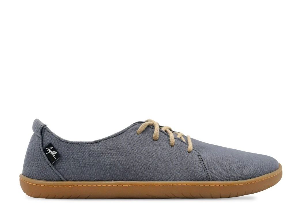 Seitenansicht des Aylla Nuna Barfußschuhs in Rauchblau – cleanes Design mit brauner Sohle

