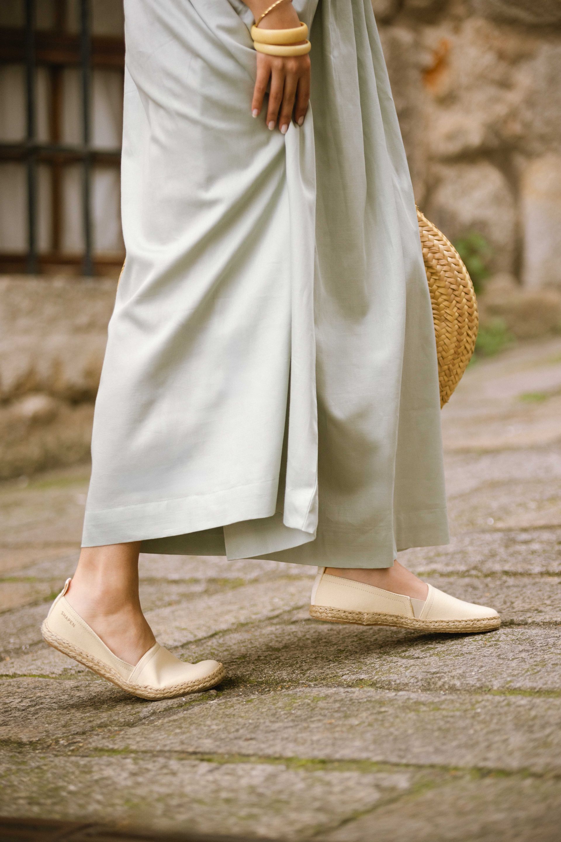 Espadrilles am Fuß im gekreuzten Sitz – entspannter Sommermoment