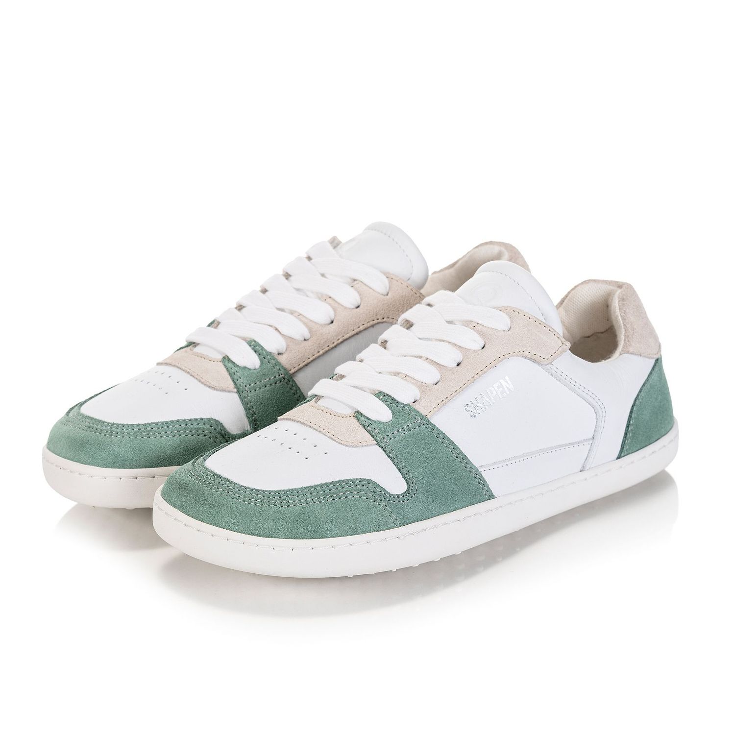 Shapen Re:Wind in Jade – seitlich-frontale Ansicht, Sneaker aus Glatt- und Wildleder