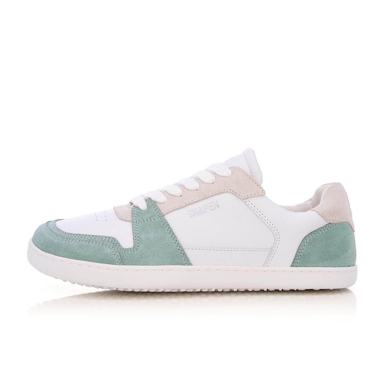 Shapen Re:Wind in Jade – seitlich-frontale Ansicht, Sneaker aus Glatt- und Wildleder