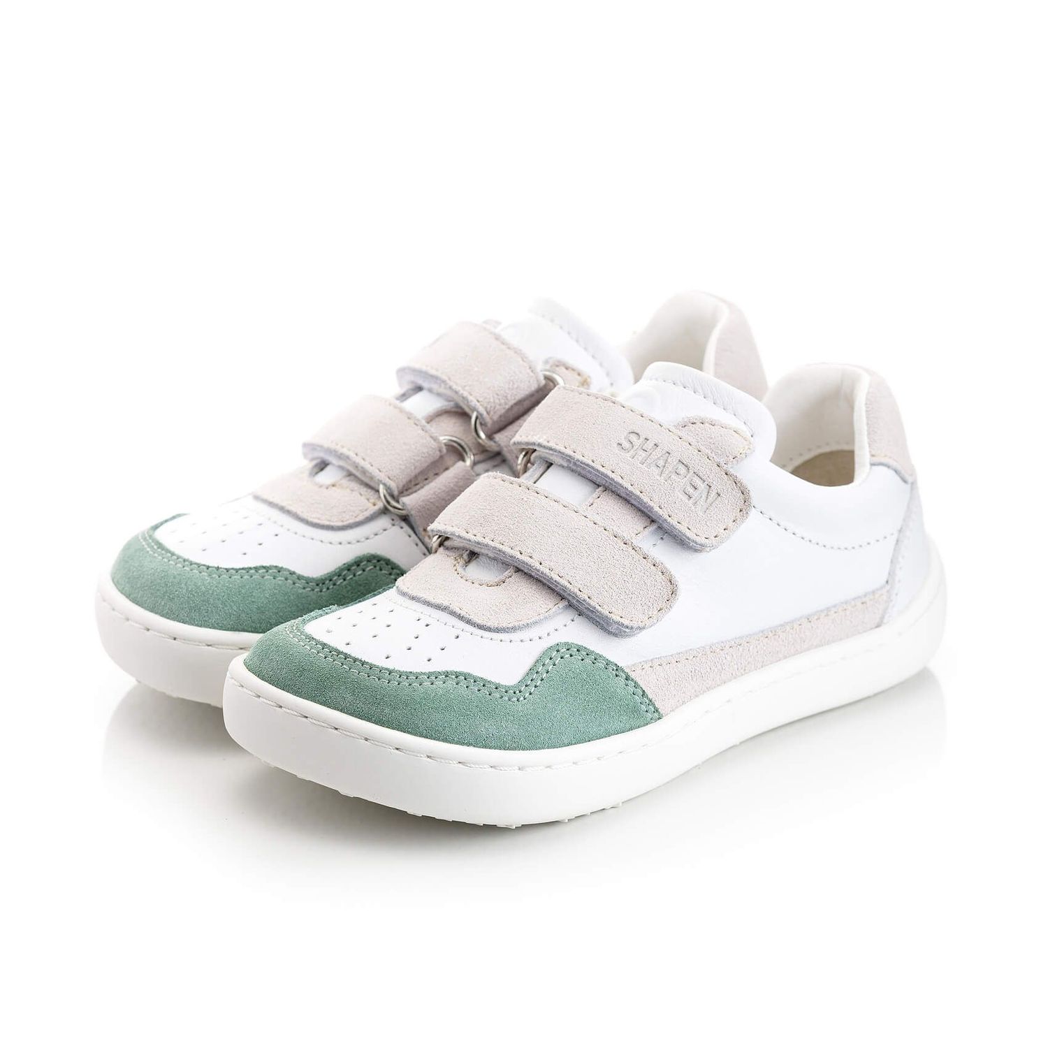 Schräg-vordere Ansicht des Shapen Re:Wind Mini – stylischer Kinder-Barfußsneaker in Jade mit Klettverschluss