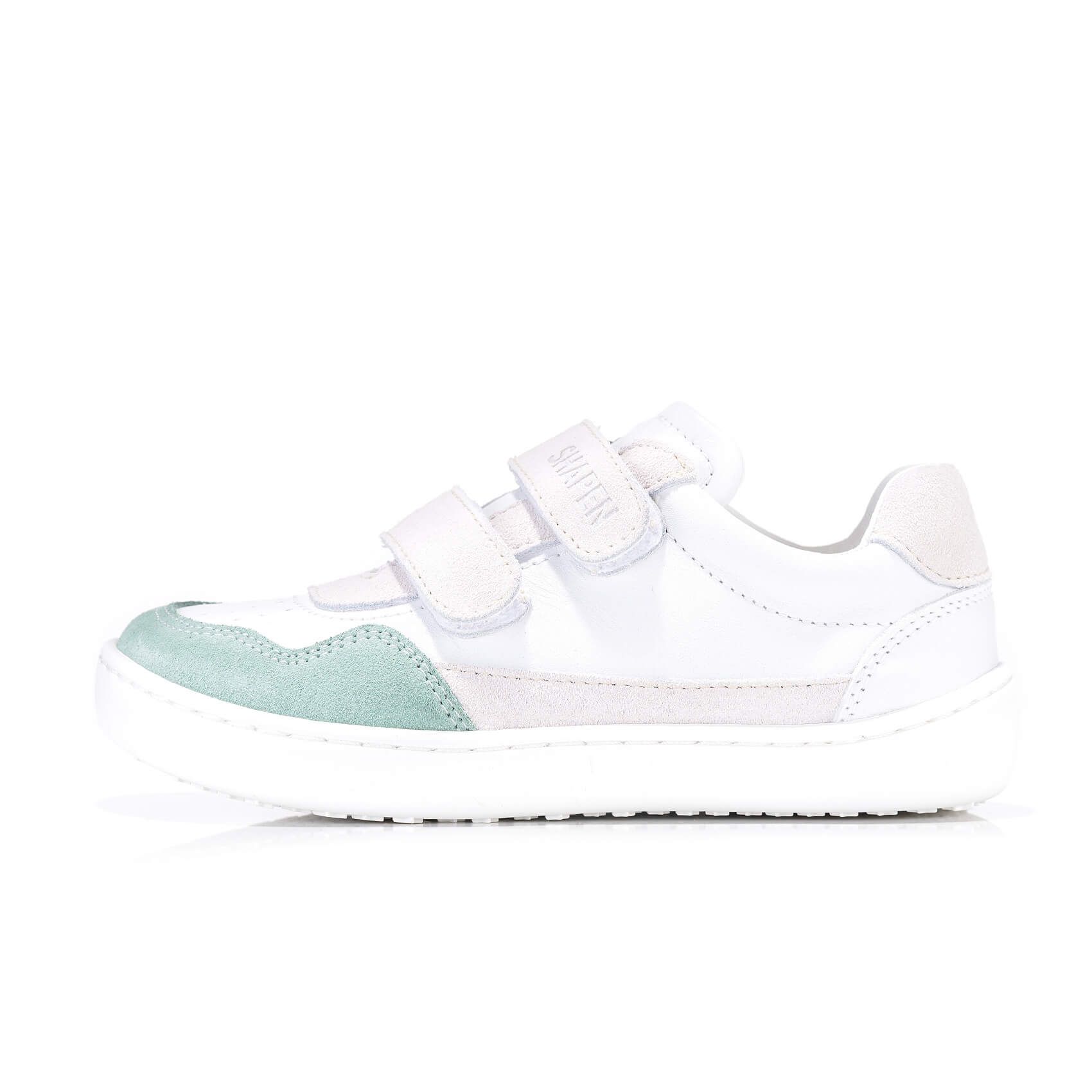 Schräg-vordere Ansicht des Shapen Re:Wind Mini – stylischer Kinder-Barfußsneaker in Jade mit Klettv…