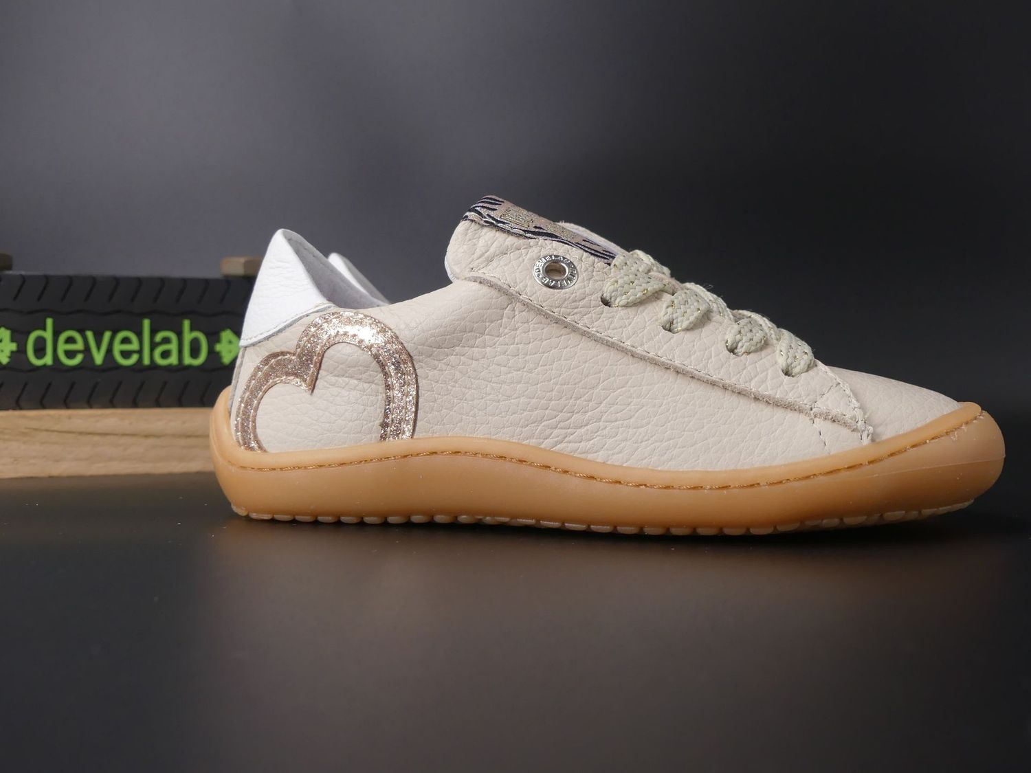  Develab Barfußsneaker in Beige mit goldenem Herz an der Seite