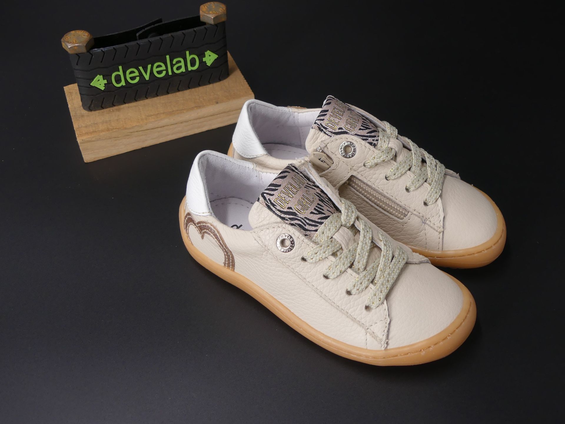 Develab Barfußsneaker in Beige mit goldenem Herz an der Seite