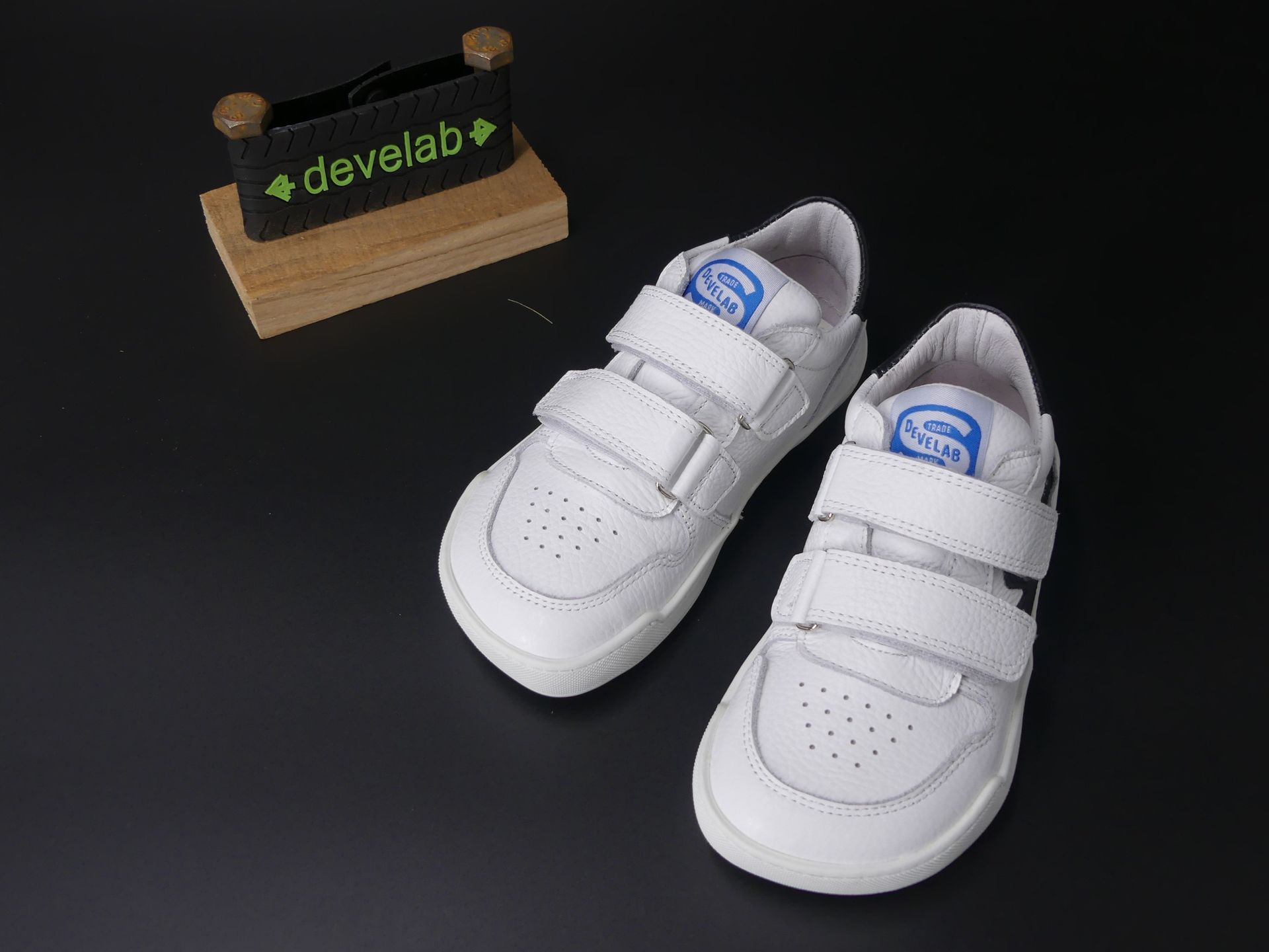 Barfußsneaker von Develab in weiss mit schwarzem Blitz, Seitenansicht von links