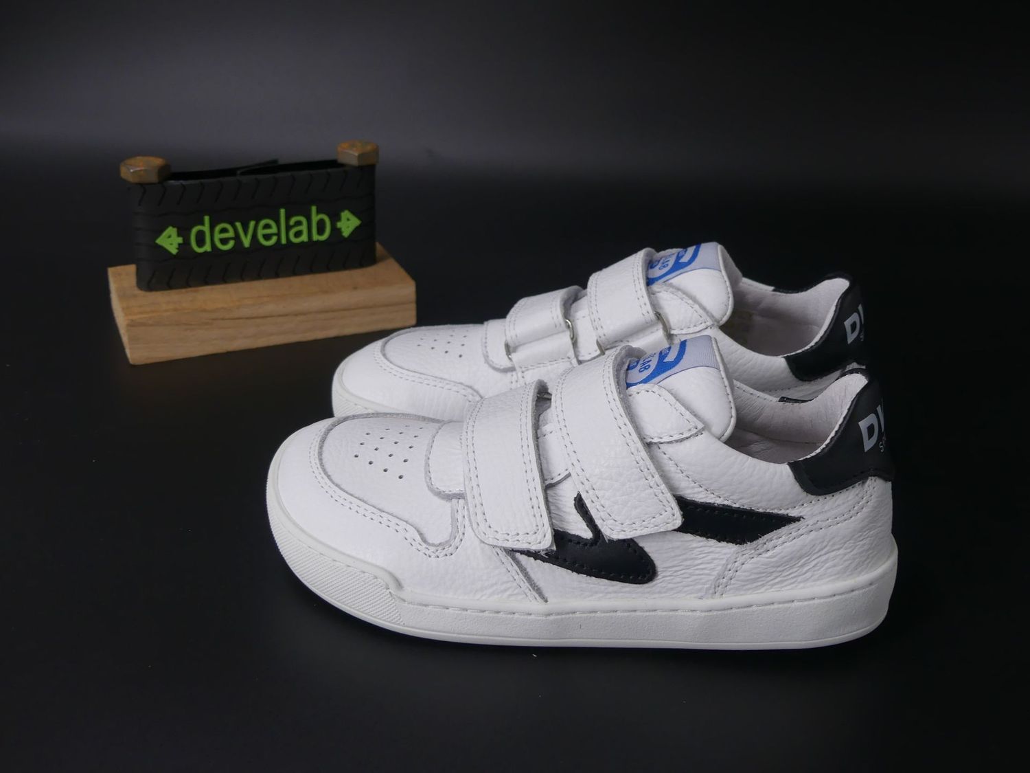  Barfußsneaker von Develab in Weiß mit schwarzem Blitz, Seitenansicht von links

