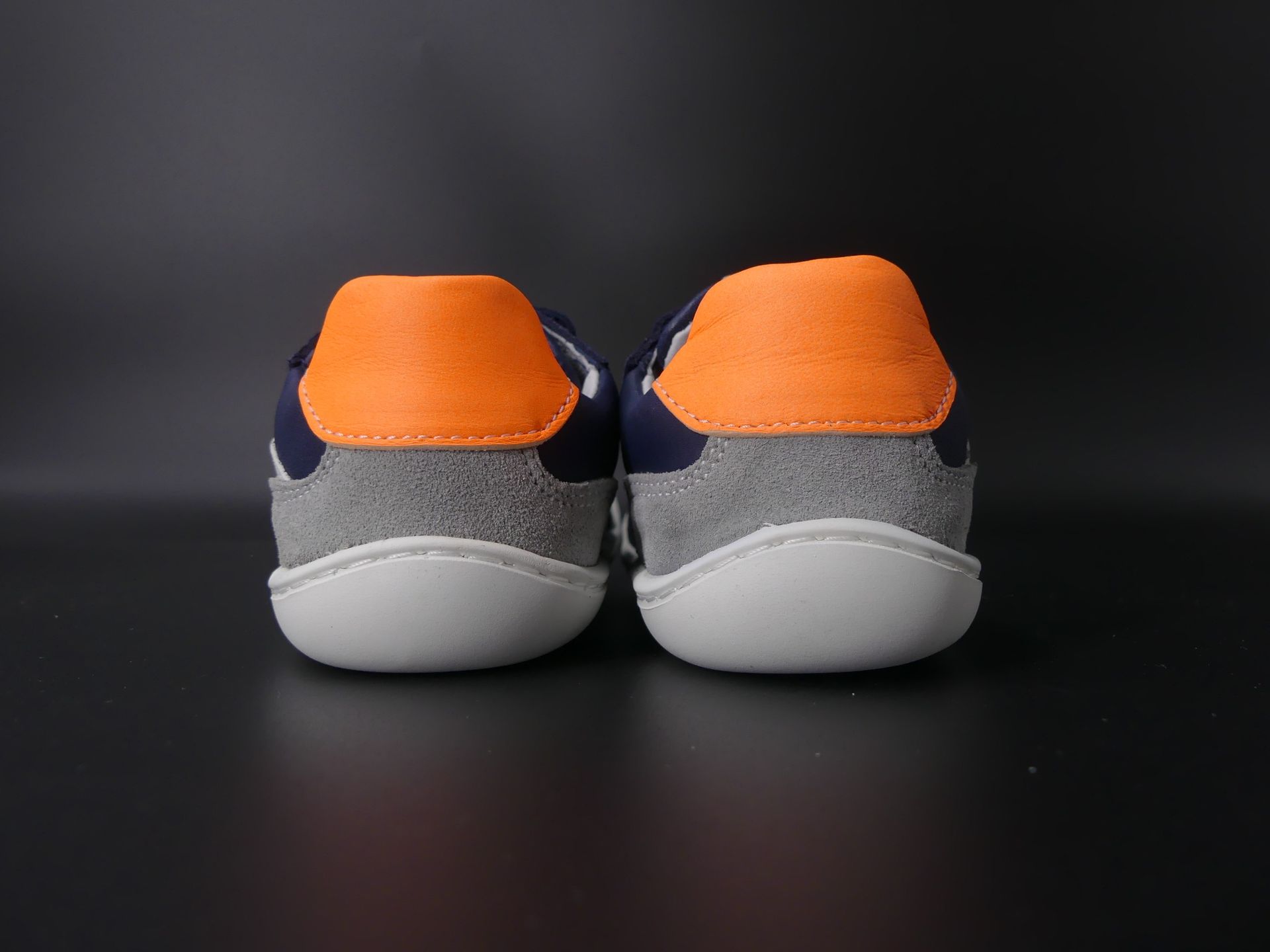 Seitenansicht des Develab Barfußschuhs in Navy mit Klettverschluss