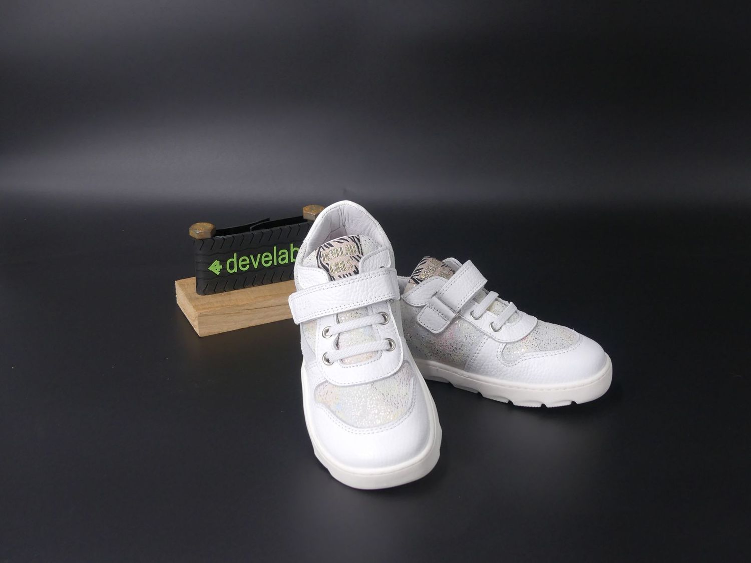 Weißer Mädchensneaker mit Glitzer und Klettverschluss von Develab