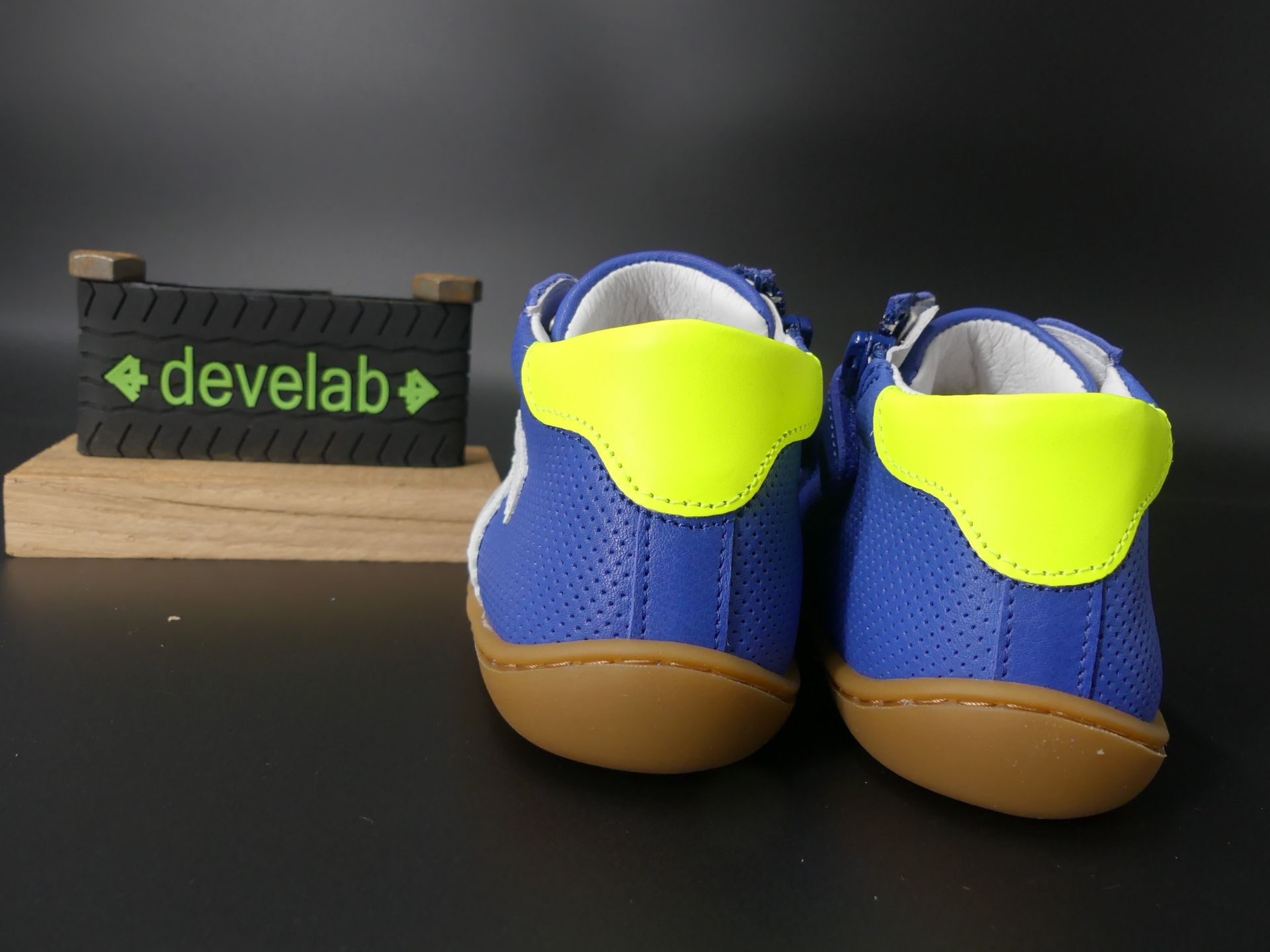 Seitenansicht des blauen Develab Kleinkind-Barfußschuhs mit weissem Zickzack-Detail