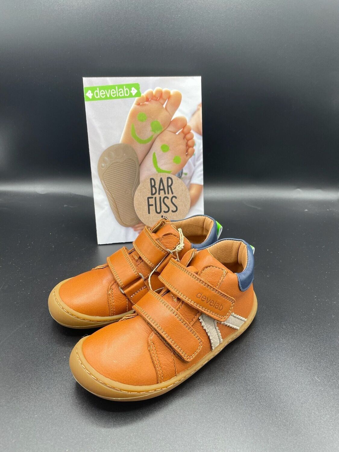 Seitenansicht des cognacfarbenen Develab Barfußschuhs mit Klettverschluss