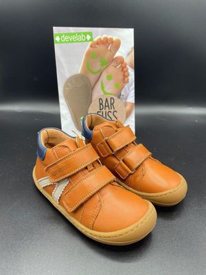 Cognac & Klett: Develab Barfußschuhe für wilde Tage Seitenansicht des cognacfarbenen Develab Barfußschuhs mit Klettverschluss