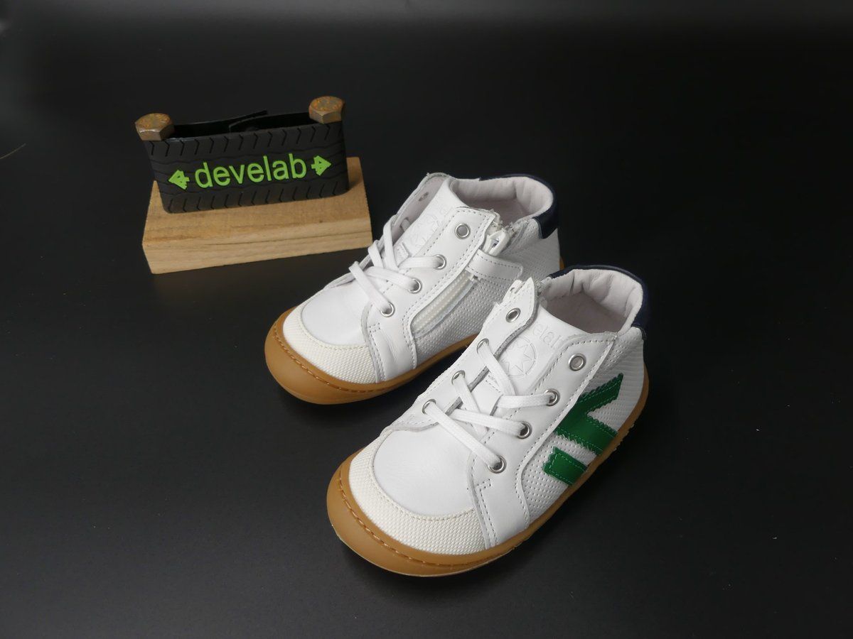 Seitenansicht des weissen Develab Barfußschuhs für Kleinkinder mit gruenem Streifen und heller Gumm…