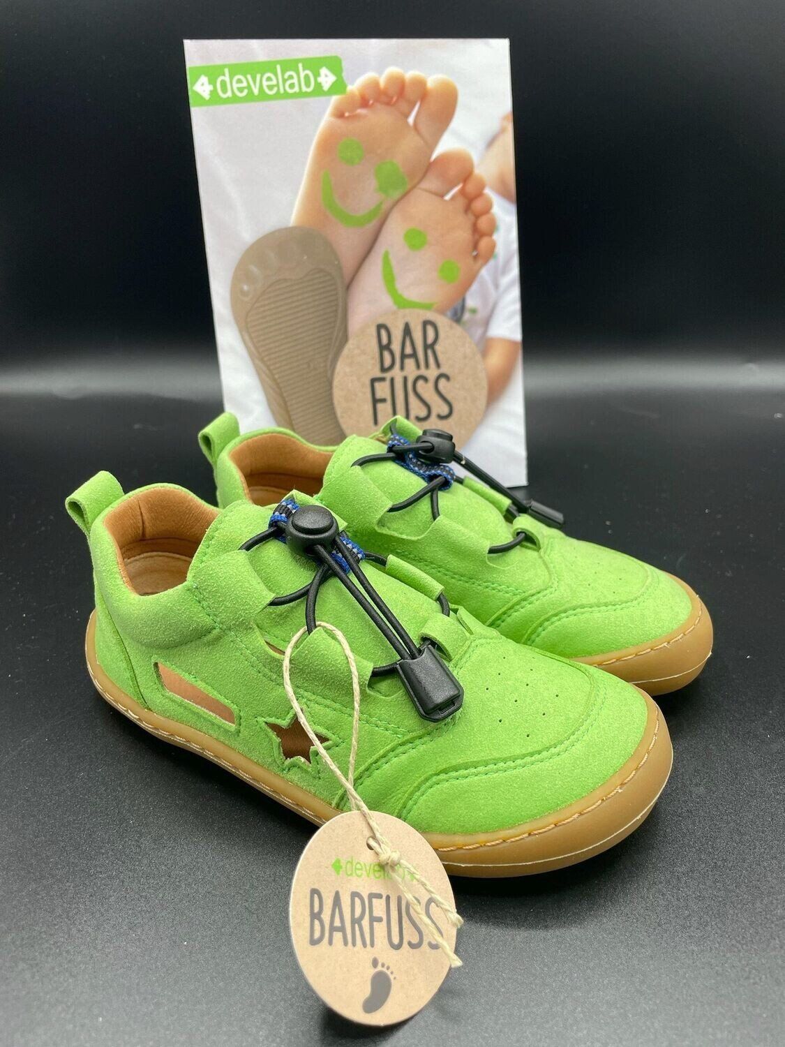 Seitenansicht des grünen veganen Develab Barfuß-Sommerschuhs mit Stern-Cut-out und Gummizug