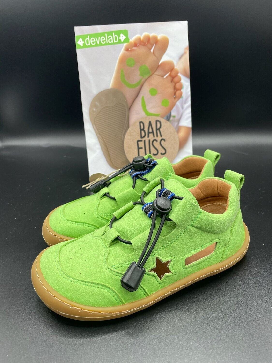 Seitenansicht des gruenen veganen Develab Barfuß-Sommerschuhs mit Stern-Cut-out und Gummizug