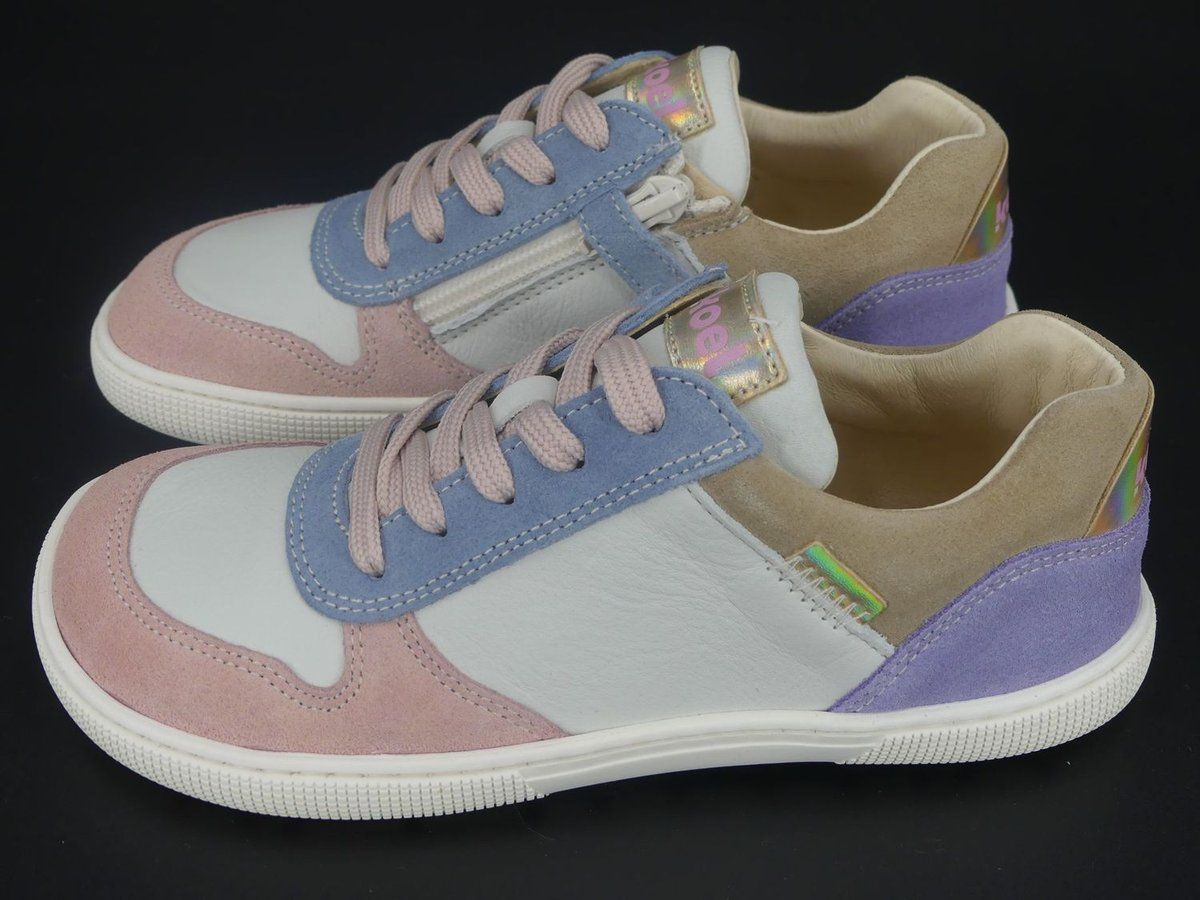 Seitenansicht des KOEL Date Suede Barfußsneakers in Rosa, Beige und Lila