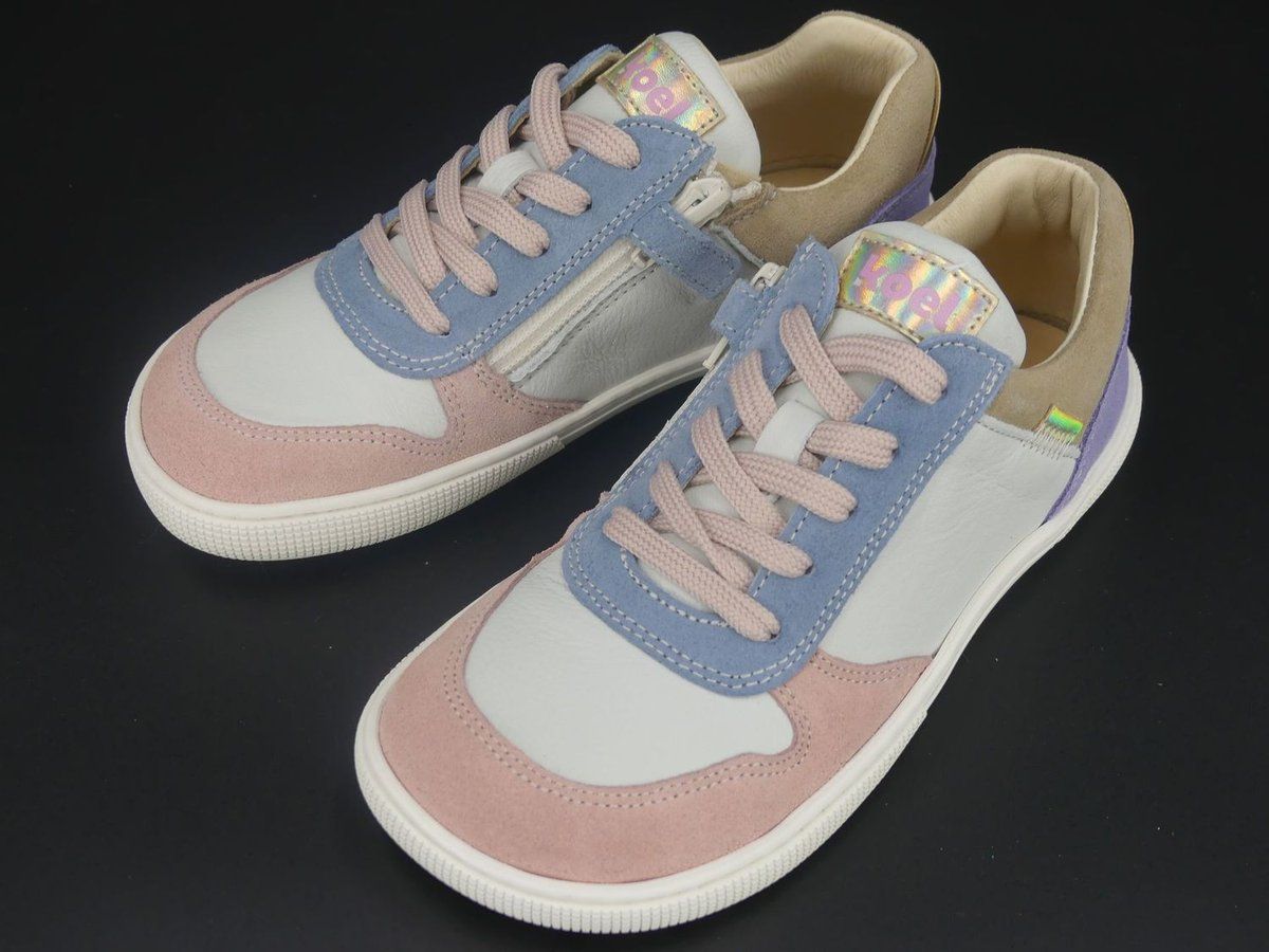 Seitenansicht des KOEL Date Suede Barfußsneakers in Rosa, Beige und Lila