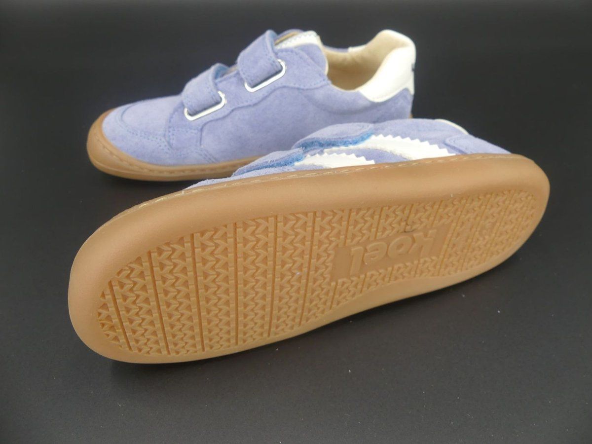 Schrägansicht des KOEL Bali 2.0 Suede Aqua Barfußschuhs mit zwei Klettverschlüssen