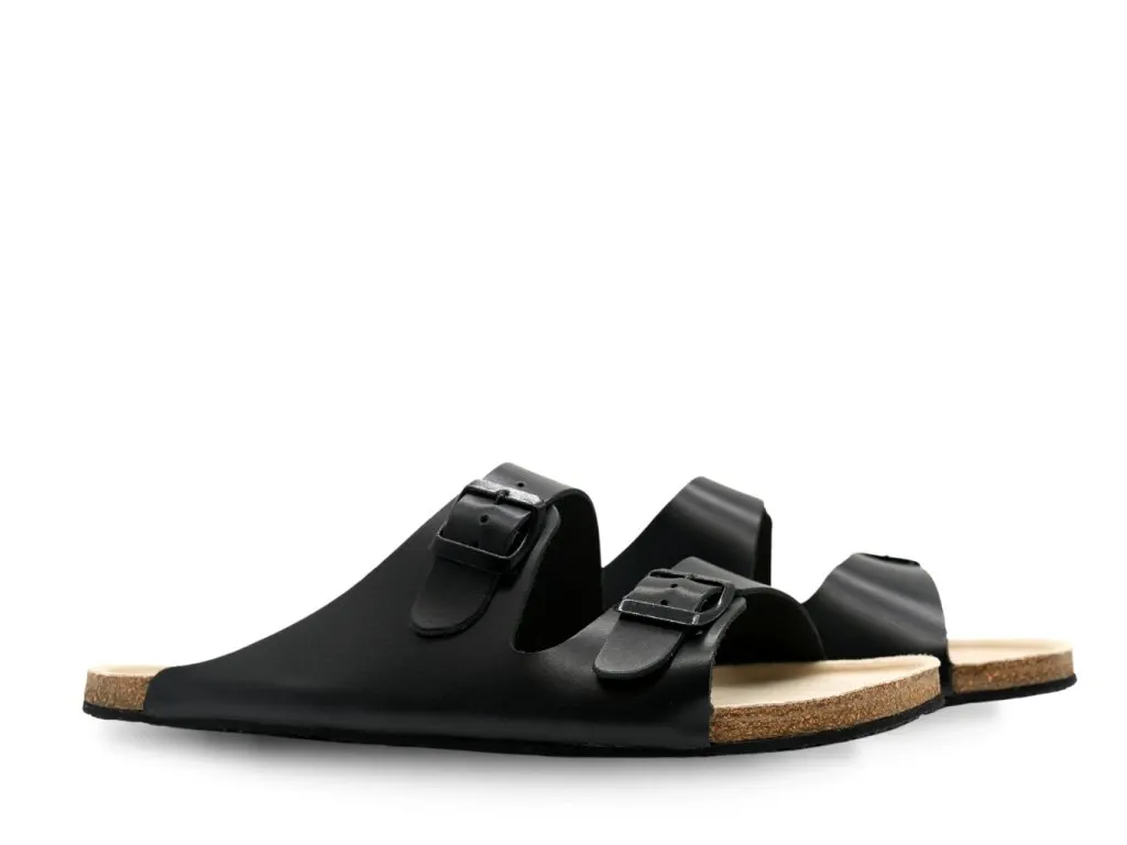 Barfußpantoffel Aylla THAK in Schwarz – seitliche Ansicht mit zwei verstellbaren Riemen und Korksoh…