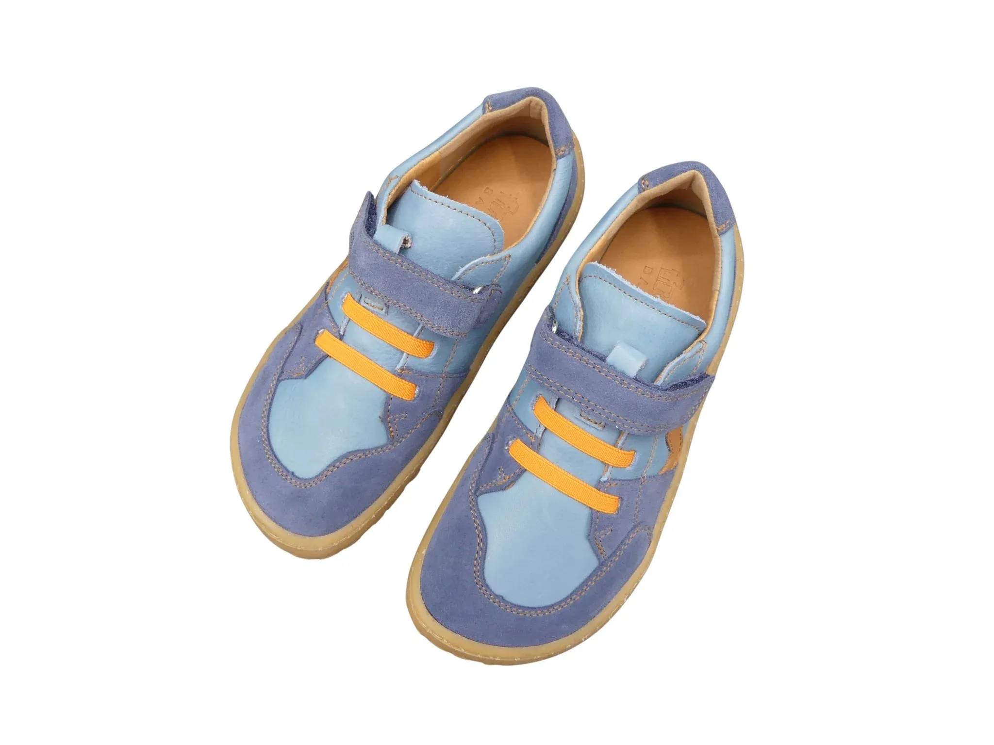 Schräge Seitenansicht des Froddo Barfußschuhs Splash mit Klettverschluss und Gummizug