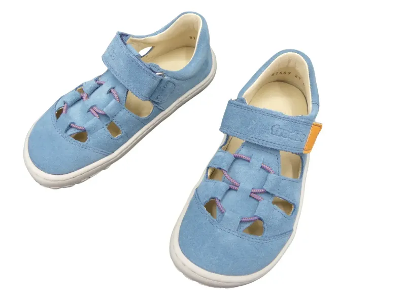 Froddo Barfußsandale Elastic – Jeansblau Froddo Barfußsandale in Jeansblau – schräge Vorderansicht