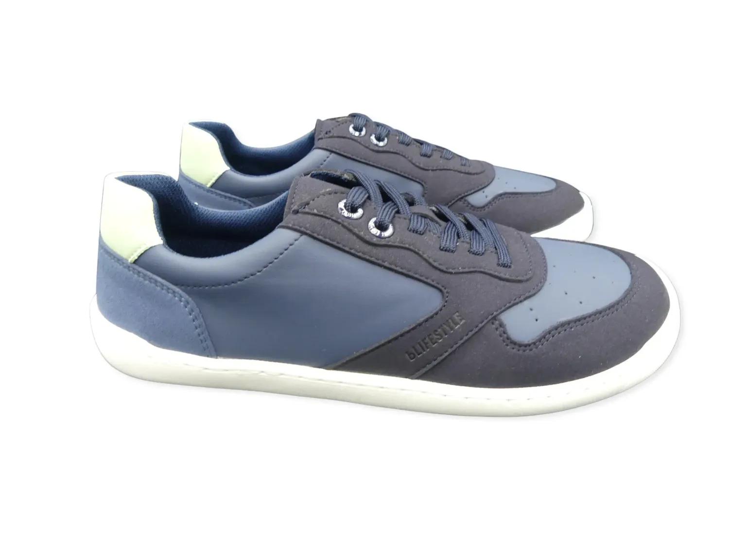 Seitliche Hauptansicht des bLifestyle windhauchSTYLE marine – sportlicher Barfußsneaker in Dunkelblau mit weißer Sohle
