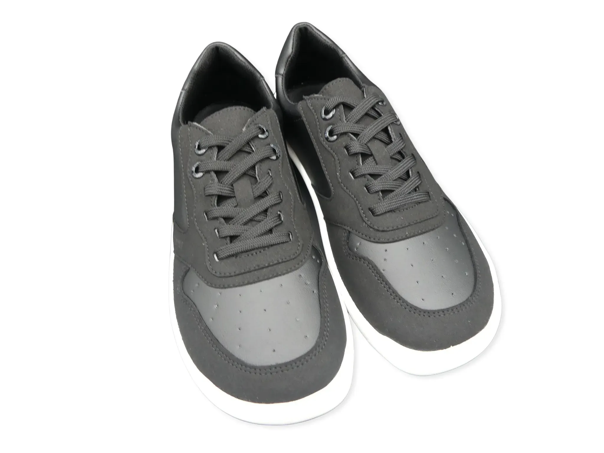 Schräge Gesamtansicht des veganen bLifestyle windhauchSTYLE Barfußsneakers in Schwarz