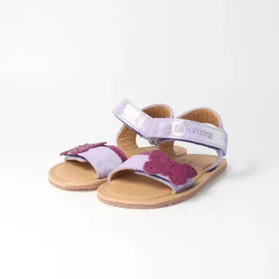 bLIFESTYLE Sandale schillerfalterSTYLE – Barfußsandale Lavendelglanz Barfußsandale schillerfalterSTYLE in Lavendelglanz von schräg vorne fotografiert