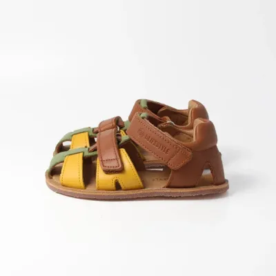 bLIFESTYLE LederschildkrötenSTYLE – Barfußsandale Kinder Haselnuss, Gelb & Grün – Leder, flexibel, mit Zehenschutz bLIFESTYLE LederschildkrötenSTYLE Sandale – Seitenansicht mit Gelb, Grün und Haselnuss