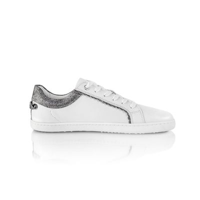 Shapen Feelin Chic – White Glitter Seitenansicht des Shapen Feelin Chic White Glitter – weißer Barfußsneaker mit funkelnder Ferse und eleganter Linienführung